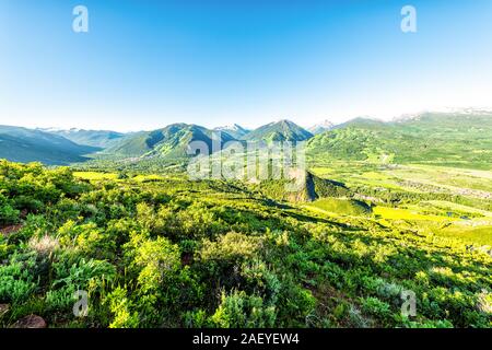 Alba alta un ampio angolo di visione da Sunnyside Trail in Aspen Colorado in Woody Creek quartiere nel 2019 estate con Roaring Fork Valley Foto Stock