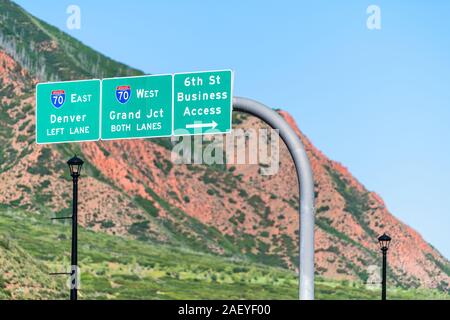 Glenwood Springs ho70 autostrada Interstate Highway attraverso il Colorado con il segno sulla strada per Denver, Grand Junction e downtown Foto Stock