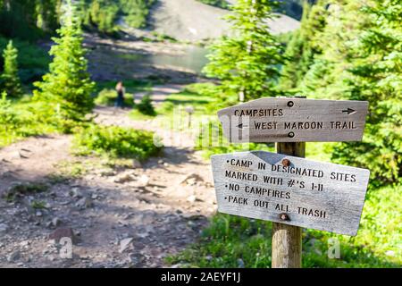 Maroon Bells sentiero direzione segno per campeggio in Aspen Colorado nel luglio 2019 estate sulla strada percorso di primo piano Foto Stock