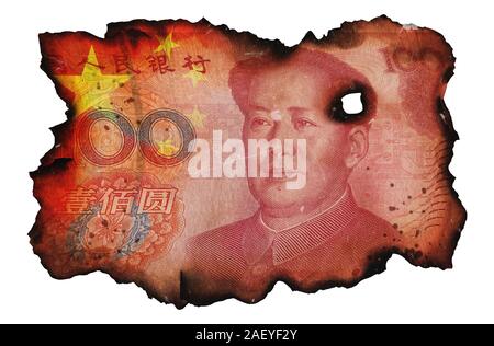 Frammento bruciato di yuan cinese banconota in bianco sullo sfondo isolato. Concetto di crisi finanziaria. Annerita bordi carbonizzati di 100 Cina Yuan denaro Foto Stock