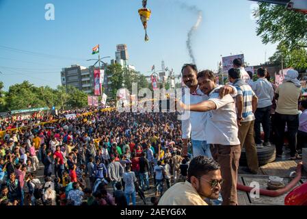 AMRAVATI, Maharashtra, India - 8 Settembre 2018: folla di giovani prendendo un selfie mentre godendo nel 'Govinda' a Dahi Handi festival per celebr Foto Stock