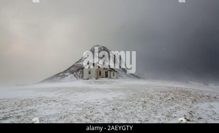 La protezione dagli elementi. Una casa isolata nelle Isole Lofoten nelle mani delle forze della natura Foto Stock