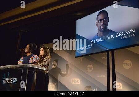 West Hollywood, Stati Uniti. Undicesimo Dec, 2019. Attrici Danai Gurira (L) e America Ferrera annunciare le candidature sul palco per la XXVI edizione SAG Awards al Pacific Design Center in West Hollywood, California Mercoledì, Dicembre 11, 2019. I vincitori saranno annunciati durante una a livello nazionale Simulcast live su TNT e TBS su Domenica, 19 gennaio 2020. Foto di Jim Ruymen/UPI Credito: UPI/Alamy Live News Foto Stock