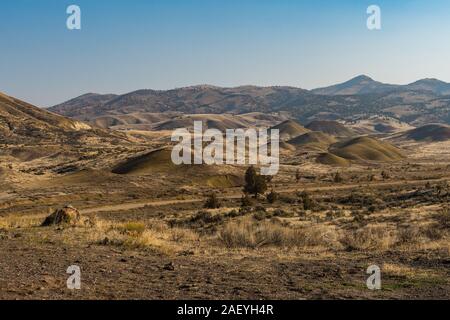 Viste le aride e colorato paesaggio delle colline dipinte Foto Stock