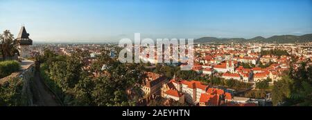 Graz panorama, splendida vista dal Schlossberg sopra il centro della citta'. Foto Stock