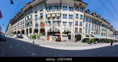 Bern, Svizzera - Jully 19, 2019: vista panoramica di strada nella vecchia parte della città di Berna decorate con bandiere, Svizzera Foto Stock