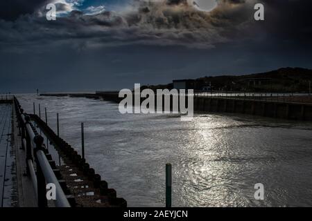 Fiume Arun in Littlehampton con nuvole temporalesche arrivando dal mare. Foto Stock