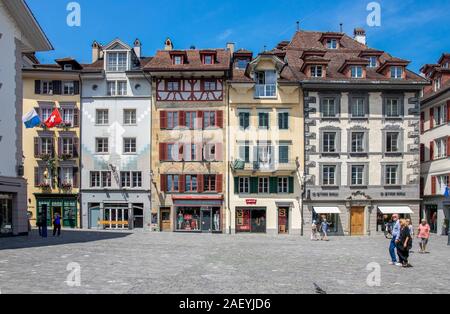Lucerna, Svizzera - 21 Luglio 2019: i turisti sono a piedi in piazza della città vecchia di Lucerna Foto Stock