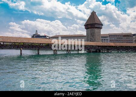 Lucerna, Svizzera - 21 Luglio 2019: Ponte della Cappella in legno e acqua torre sul fiume Reuss con Lucerna skyline della città, Svizzera Foto Stock