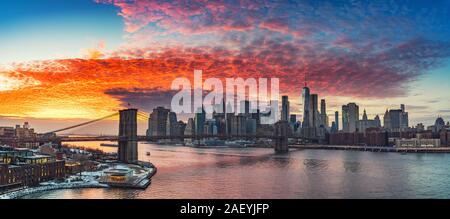 Il ponte di Brooklyn e Manhattan al tramonto Foto Stock