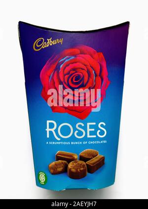 Una scatola di Cadbury Roses cioccolatini su sfondo bianco Foto Stock