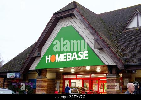 Esterno dell'ingresso del negozio Homebase in Walton on Thames Surrey in Inghilterra REGNO UNITO Foto Stock