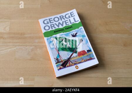 La fattoria degli animali  Animal farm george orwell, Animal farm book,  Penguin books covers