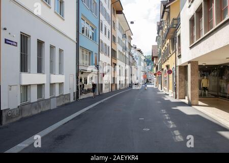 Lucerna, Svizzera - 21 Luglio 2019: Lucerna strada piena di vecchi e nuovi edifici in cielo chiaro Foto Stock