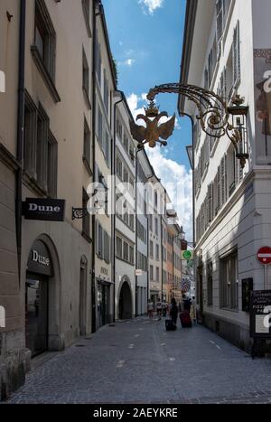 Lucerna, Svizzera - 21 Luglio 2019: turisti stanno camminando sulla strada tra hauses medievale Foto Stock