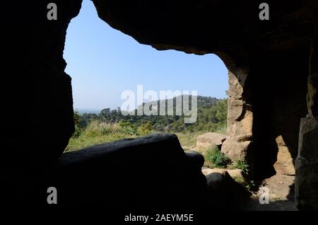 Vista dalla grotta Prehstoric Dimora Abbandonata nel Villaggio troglodita, Grottes de Calès, con Rock-Cut case a Lamanon Calès Alpilles Provenza Francia Foto Stock