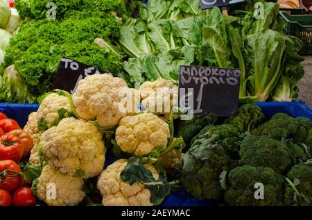 Verdure in vendita nel mercato di Glyfada Athens Grecia Foto Stock