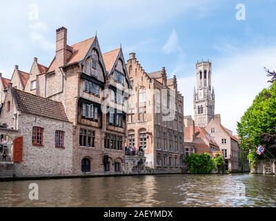 Kraanrei canal con edifici storici e torre campanaria nel centro storico di Bruges, Belgio Foto Stock