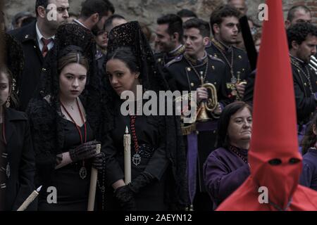 Ragazze in processione di Pasqua con un pizzo nero mantilla, un tradizionale spagnolo velo indossato dalle donne Foto Stock