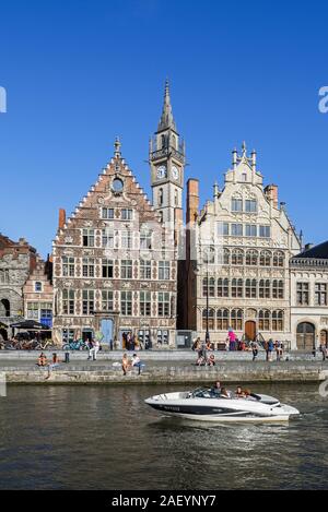 Imbarcazione a motore con i turisti sul fiume Lys con vista su guildhalls alla Graslei / Erba Lane nella città Ghent / Gent, Fiandre Orientali, Belgio Foto Stock