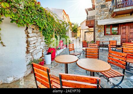 Ristorante tradizionale nella vecchia Chora di Alonissos Island, Grecia Foto Stock