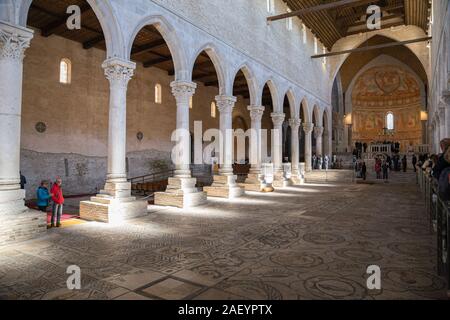 AQUILEIA,Italia - Aprile 25, 2016: Basilica di Santa Maria Assunta. Il pavimento è a mosaico con simboli e figure del cristianesimo Foto Stock