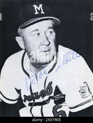 Vintage firmato in bianco e nero foto souvenir di Birdie Tebbetts il manager per il Milwaukee Braves circa 1950. Foto Stock