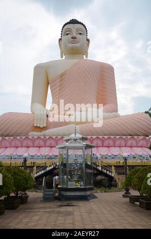 Udienza statua del Buddha, Kande Viharaya tempio in Aluthgama, Sri Lanka Foto Stock