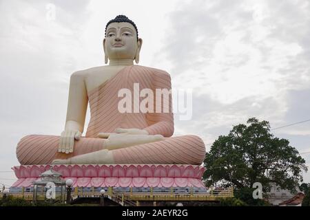 Udienza statua del Buddha, Kande Viharaya tempio in Aluthgama, Sri Lanka Foto Stock