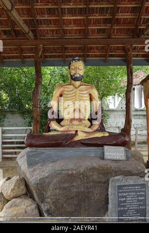 Wadduwa, Sri Lanka - 05 Maggio 2018: Mahigarjanaramaya tempio buddista e Kirama Ananda Himi monumento religioso in Wadduwa, provincia occidentale, Sri Lanka Foto Stock