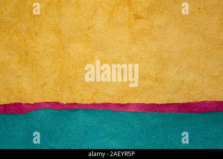 Paesaggio Astratto creato con fogli colorati di fatti a mano carta testurizzata Foto Stock