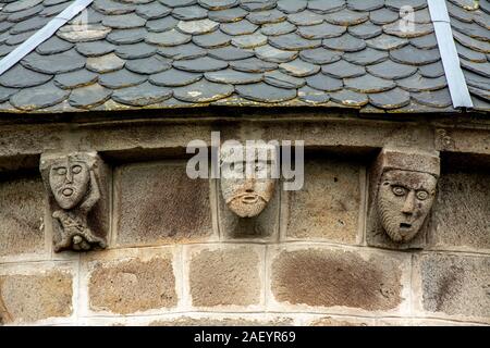 Modillon simboleggiante il peccato di lussuria. Chiesa romanica di La Godivelle. Regione Cezallier, Puy de Dome, Auvergne-Rhone-Alpes, Francia Foto Stock