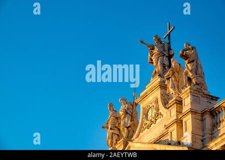 Le statue sulla facciata di San Giovanni in Laterano, Roma, Italia Foto Stock