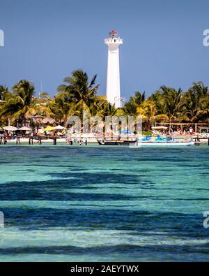 Faro Mahahual e spiaggia con l'acqua azzurra dei Caraibi in primo piano, Quintana Roo, Messico. Foto Stock