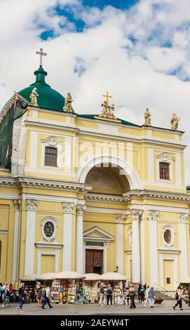 La facciata della chiesa di Santa Caterina con il monumentale portale ad arco sul self-colonne di sostegno e la massiccia cupola Foto Stock