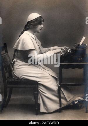 Segretario circa 1907 utilizzando una macchina da scrivere Yost dal tardo ottocento, vintage vera cartolina fotografica (RPPC). Foto Stock