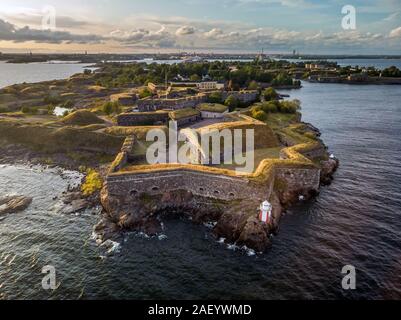 Suomenlinna è l'isola con fortezza al di fuori di Helsinki con la città sullo sfondo, Finlandia. Foto Stock