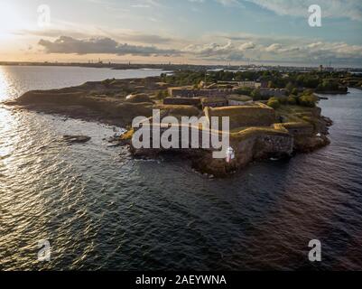 Suomenlinna è l'isola con fortezza al di fuori di Helsinki con la città sullo sfondo, Finlandia. Foto Stock