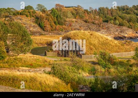 La Finlandia. Helsinki. Suomenlinna. Fortezza Sveaborg. Fortezza di finlandese. Fort Suomenlinna sullo sfondo del cielo blu. Bastion sistema di fortificazioni. Fo Foto Stock