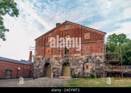 La Finlandia. Helsinki. Suomenlinna. Fortezza Sveaborg. Fortezza di finlandese. Fort Suomenlinna sullo sfondo del cielo blu. Bastion sistema di fortificazioni. Fo Foto Stock