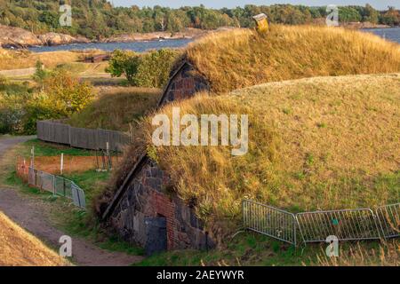 La Finlandia. Helsinki. Suomenlinna. Fortezza Sveaborg. Fortezza di finlandese. Fort Suomenlinna sullo sfondo del cielo blu. Bastion sistema di fortificazioni. Fo Foto Stock