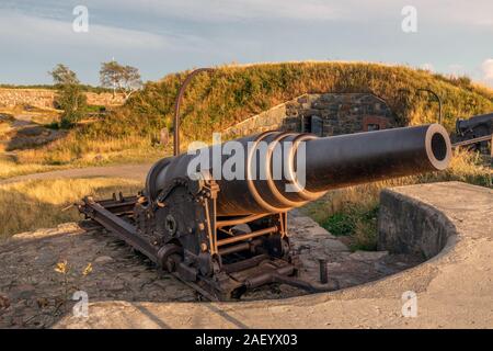 La Finlandia. Helsinki. Suomenlinna. Fortezza Sveaborg. Fortezza di finlandese. Fort Suomenlinna sullo sfondo del cielo blu. Bastion sistema di fortificazioni. Fo Foto Stock