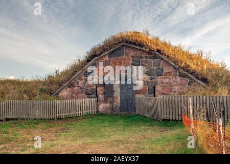 La Finlandia. Helsinki. Suomenlinna. Fortezza Sveaborg. Fortezza di finlandese. Fort Suomenlinna sullo sfondo del cielo blu. Bastion sistema di fortificazioni. Fo Foto Stock