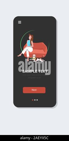 Donna seduta sulla poltrona felice ragazza con il cane in un momento di relax a casa lo schermo dello smartphone online mobile app a piena lunghezza verticale illustrazione vettoriale Illustrazione Vettoriale