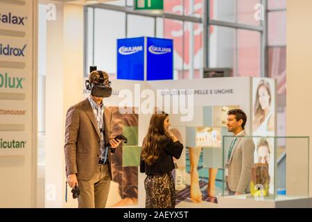 BOLOGNA (BO), Italia - 12 Aprile 2019: visitatore visita a Cosmofarma Exhibition, la farmacia è leader mondiale nella Comunità Foto Stock