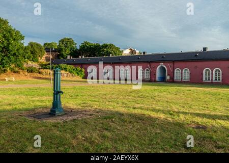 La Finlandia. Helsinki. Suomenlinna. Fortezza Sveaborg. Fortezza di finlandese. Fort Suomenlinna sullo sfondo del cielo blu. Bastion sistema di fortificazioni. Fo Foto Stock