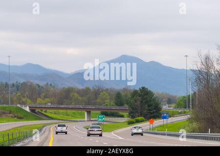 Unicoi, Stati Uniti d'America - 19 Aprile 2018: Smoky Mountains in North Carolina o Tennessee con cielo nuvoloso sul sud 25 highway road e segno di uscita Foto Stock