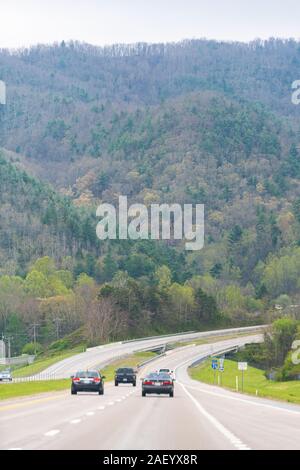 Erwin, Stati Uniti d'America - 19 Aprile 2018: Smoky Mountains vista verticale in North Carolina o Tennessee con Poco nuvoloso Nuvoloso Giorno in autostrada e su strada vetture del traffico Foto Stock