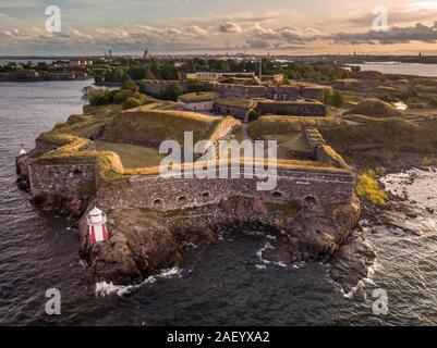 Suomenlinna è l'isola con fortezza al di fuori di Helsinki con la città sullo sfondo, Finlandia. Tonificazione caldo. Foto Stock