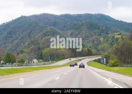 Erwin, Stati Uniti d'America - 19 Aprile 2018: Smoky Mountains in Tennessee Con Poco nuvoloso Nuvoloso Giorno sull'autostrada cartello stradale e traffico di automobili Foto Stock